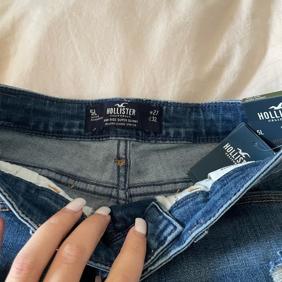 NWT Hollister Distressed Skinny Jeans - Picture 2 of 4